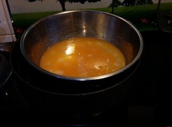 step4: 之後.....
加入凍水、糖、椰果拌勻，再用坐隔熱水方法去煮，要細火，用器皿攪拌糖完全溶化，不要煲到太滾呀，見有少許泡泡就可以喇，即刻加入蒟蒻粉，快速攪拌勻後，熄火。