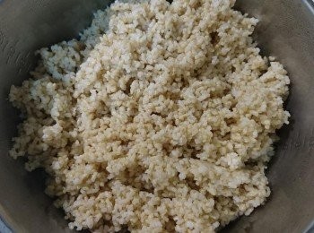 step2: 將糙米用電子鍋（用電鍋也可）煮好後，放入10人份電鍋內鍋。