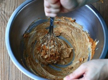 step2: 篩入黑糖粉，攪拌至混合