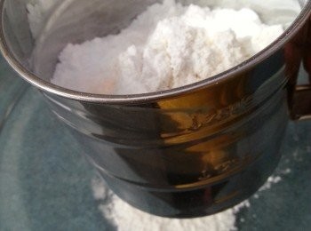 step2: 底筋麵粉加入糖霜一起過篩