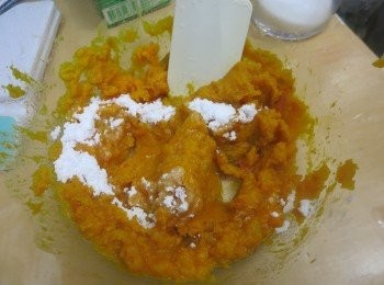 step2: 糖粉加入南瓜泥拌勻