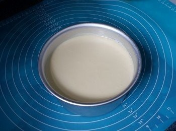 step14: 拎起蛋糕模，輕輕震動，震去多於氣泡，令凍餅面平整，放入雪櫃普通格冷藏6小時以上或者雪一晚更佳