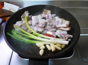 step4: 逼出油脂後，將肉撥一旁放入<span class="group_2">配料</span>爆香
