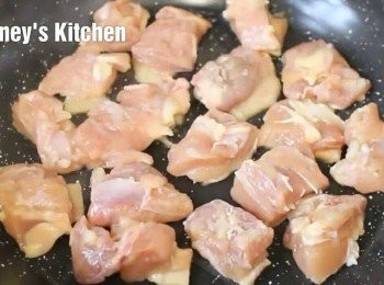 step4: 熱鍋, 不用下油, 直接將雞塊放入 (皮向下)