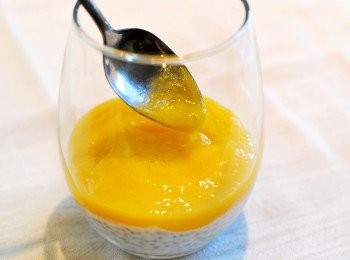 step3: 在容器裡鋪上冰好的布丁，淋上適量芒果泥，重複堆疊兩次，撒上芒果丁與椰子片裝飾即可