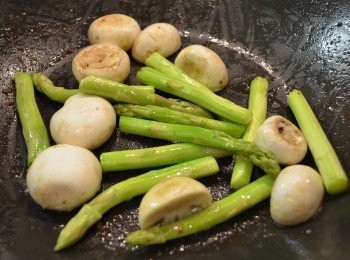 step9: 將白磨菇和蘆筍加入牛油炒至香味出。