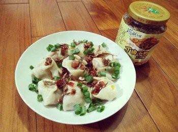 step3: 最後灑上青蔥，即可呈盤上桌享用天然健康好<span class="group_1">食材</span>、下酒菜好佳餚【丁香干貝XO醬打抛豬肉手工米麵皮水餃】（澎湖野生水產都有上年代健康好生活喔！）。