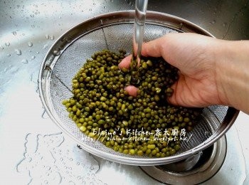 step1: 將浸左2小時的綠豆倒去水份 , 用水沖洗乾淨及瀝乾