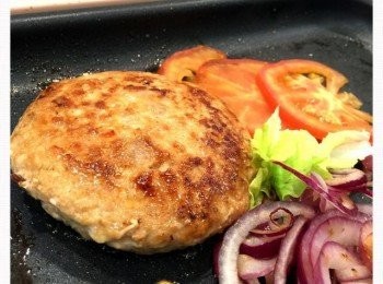 step2: 4.下點橄欖油，用平底煎PAN開小火，把漢堡扒煎至兩面金黃色和熟透。在麵包上塗上牛油，放上生菜、蕃茄、芝士和洋蔥。
5.在漢堡扒上灑點鮮磨黑胡椒粉即成。