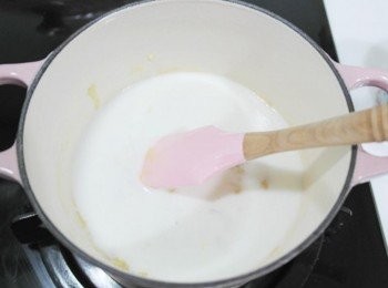 step3: 加入牛奶~~邊煮邊攪拌喔!!!
