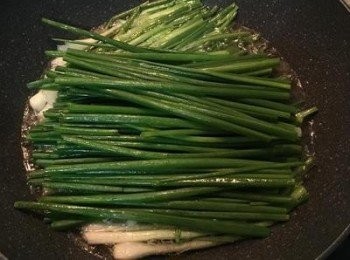 step3: 當蔥白開始軟化，油開始沸騰放入蔥綠，ㄧ樣是不時翻攪，確保蔥都有沾到油且均勻的受熱。等蔥青也變軟時就可以開大火不停的攪拌了。