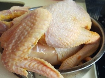 step1: 先將雞及豬骨煲2小時，盛起。