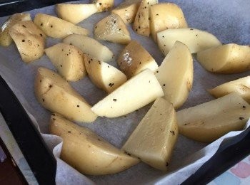 step3: 把薯仔平鋪在焗盤上，用已預了230度焗爐焗30至35分鐘，我不時會反下薯仔和把焗盤放上放下，令所有薯面都烤得香脆