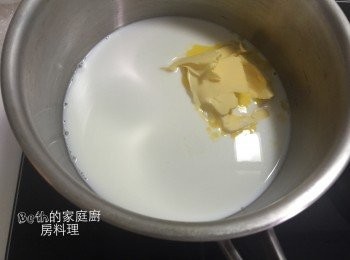 step1: 無鹽奶油、鮮奶放入湯鍋