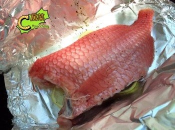 step2: 焗爐預熱至200度. 將軍甲洗乾淨, 起出魚柳, 放於剛才已準備好既配料上, 並焗12-15分鐘.
