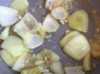 step3: 用油爆香蒜蓉和洋蔥。