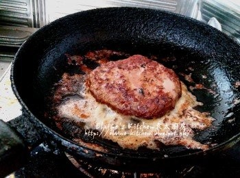 step10: 原鑊放入漢堡扒用慢火煎至兩面金黃色