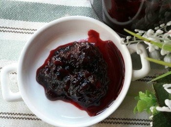 step5: 倒入已用滾水煮過消毒的玻璃瓶中 , 蓋上蓋子 , 放涼後即可移到冰箱中