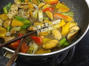 step3: 加入黑椒碎，三色椒炒幾下，下粉水埋茨炒均即可上碟。