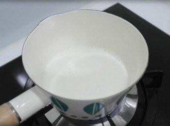 step1: 將牛奶稍微加溫一下!! 溫溫的就好喔~~
