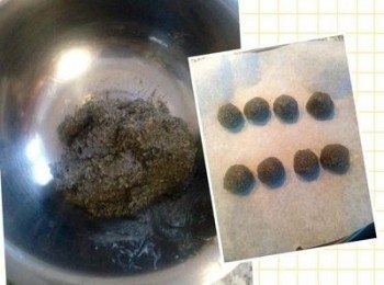 step2: 接著放入芝麻醬、奶油、糖粉打成糰，取出後輕搓成8顆(每顆約16g), 放入冷凍冷藏。