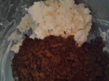 step1: 將奶油放在室溫中軟化後搗成泥狀~加入黑糖一起拌勻