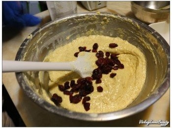 step5: 拌好的蛋糕糊可以入模直接烘烤，也可以加入適量的果乾來，增加口感及香氣而這次加入的是蔓越莓果乾