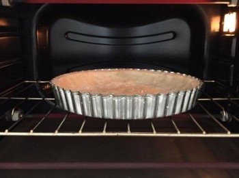 step3: 撻皮放入冰箱冷藏約20分鐘，烤箱預熱180度。
撻皮從冰箱，放進烤箱180度烘烤10-15分鐘！