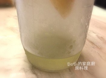 step4: 優格中的水分，就是乳清，會流到杯子裡，可以加蜂蜜喝