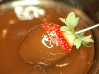 step5: 可依個人喜歡的方式,將草莓沾上適量的融化巧克力。再將沾好的草莓巧克力放入冰箱冷藏20-30分鐘做定型。剩下的融化巧克力可倒入模型中做成"造型巧克力",放入冰箱冷藏定型即可。