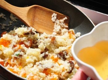 step6: 接著倒入浸泡龍眼乾的湯汁悶煮一下起鍋加入約1.5大匙的冷水