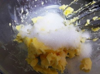 step1: 將奶油回溫變軟後加入糖攪拌至乳白狀