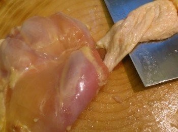 step1: 把<a href="https://bit.ly/2ZxapeY" target="_blank" data-keyword="雞排" class="guide-link"><strong>雞排</strong></a> <span style="display:inline-block;vertical-align:middle;margin-top:-3px;color:initial;border-radius:3px;padding:2px 3px;font-size:12px;line-height:14px;background:#87d300;color:#fff;">即買</span> 洗淨，去掉雞皮，抹乾切大塊