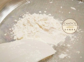 step3: <span class="group_1">原味麵團</span>❸ 將麵粉過篩，加入。