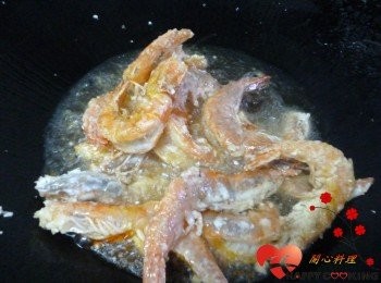 step5: 放入高溫油鍋中用大火炸至金黃後撈起,等油溫上升後再回鍋炸30秒至酥脆撈出