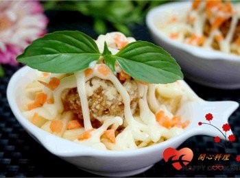 step13: 放魚丸擠上沙拉醬即可^^