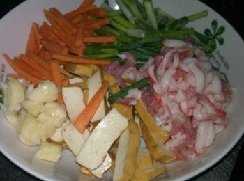 step1: 將<span class="group_1">食材</span>準備齊全，切絲切段切片，蒜頭拍碎~