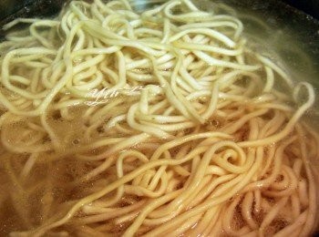 step5: 另取一鍋加水煮滾將黃麵川燙一下