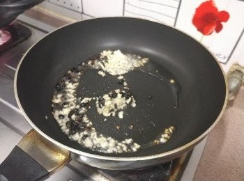 step4: 豆豉用水浸泡1分鐘，撈起備用;   易潔鑊燒熱2湯匙油， 下蒜蓉及豆豉略爆， 撈起