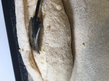 step11: X. 入爐前裝飾 & 烘焗 garnish & baking
11\於麵圑上用割紋刀鎅一直紋，再在割紋內向左右直線平割入。
【短片@YouTube】: https://youtu.be/RFbc1XAW7vM