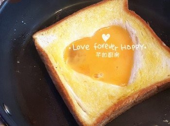 step6: 將蛋液注入心型洞中煎1分鐘