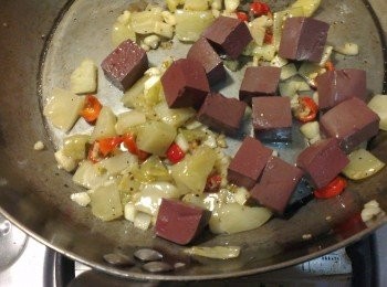 step4: 再加入豬血丁塊一起拌炒