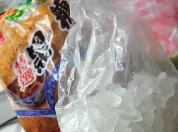 step8: <span class="group_2">滷汁</span>使用的黑糖與冰糖