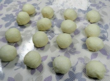 step3: 將麵團平分為16份，一份約21.5克，再讓麵團休息10分