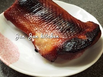 step1: 煙鴨胸解凍洗淨瀝乾，焗盤鋪上牛油紙，放焗爐皮向下焗香大約3-4分鐘，放涼切絲。如不用焗，可直接切絲用鑊炒香亦可。皮可隨喜好決定是否去掉。