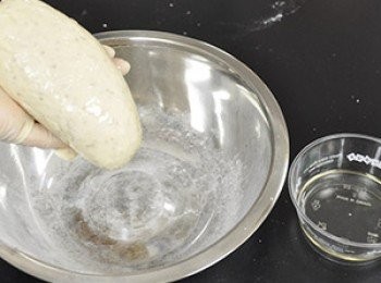 step10: 將麵團表面抹油，蓋上保鮮膜，醒麵30分鐘。