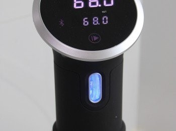 step2: 取一大鍋放入清水，把慢煮棒固定在鍋中並調較溫度至攝氏68度。
這時可把已醃漬的豬梅頭肉放入密實袋內，盡量擠出袋內的空氣。(或使用慢煮用真空袋)