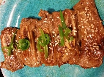 step2: 將牛仔骨混合韓式牛肋骨醬，梨蓉，洋蔥蓉，生抽，蜜糖，麻油先醃半小時或以上。
白芝麻用小火白鍋炒香，備用。