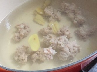 step2: 鍋子加入水及薑片中火加熱至滾起，再細細粒加入豬肉碎至轉色約3-4分鐘