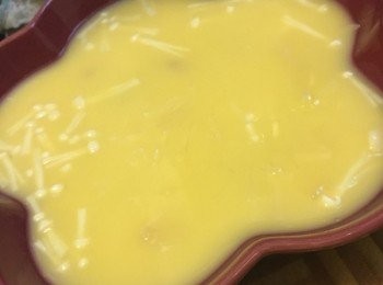 step3: 粉絲用水浸20分鐘至軟身，後瀝乾剪短備用，金菇切去尾部末端泥部份，我喜愛金菇頭部份，瑤柱先用2-3匙水浸軟約2-3小時，再蒸10分鐘至8成熟透，待涼撕成絲備用